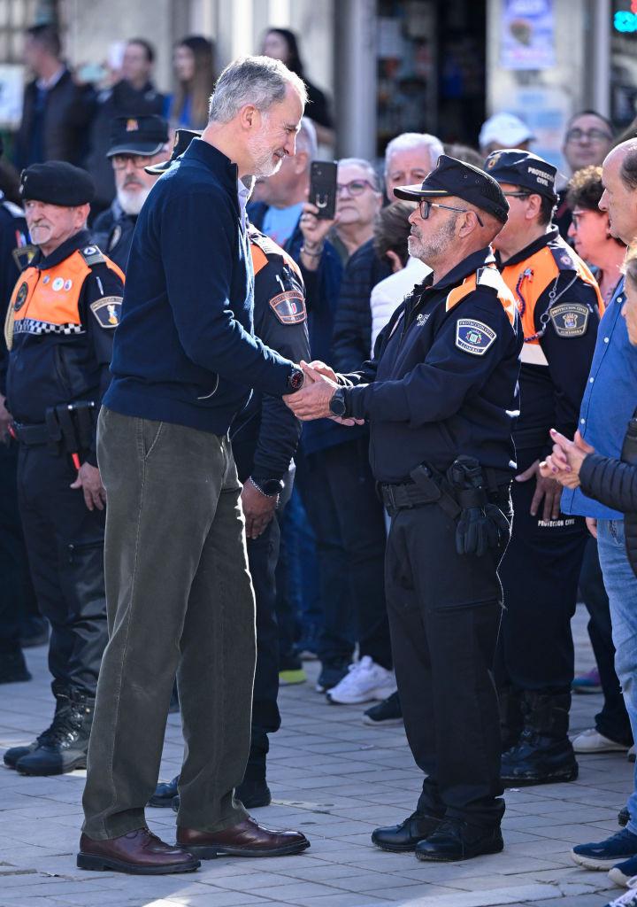 Regele Felipe și regina Letizia s-au întors în zonele inundate, la două săptămâni după ce au fost atacați cu pietre și noroi 936555