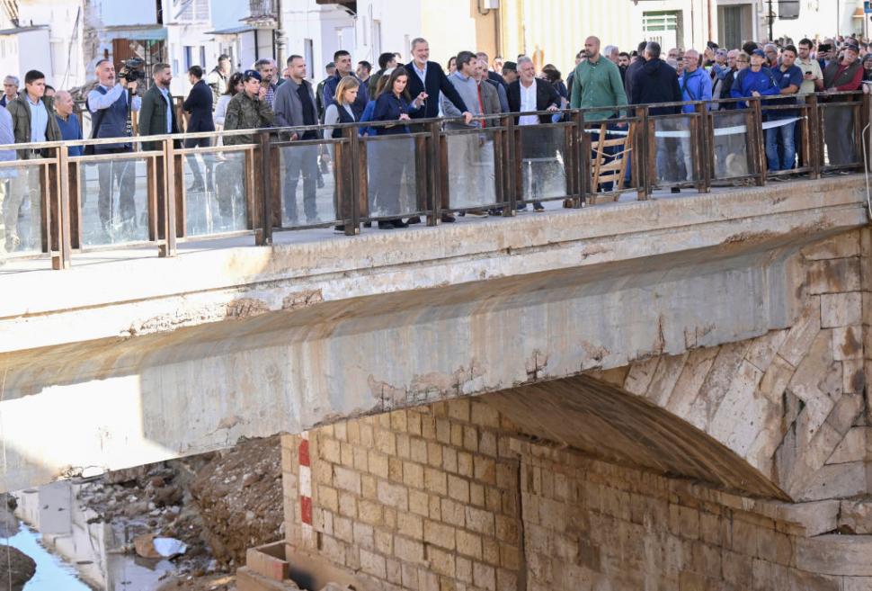 Regele Felipe și regina Letizia s-au întors în zonele inundate, la două săptămâni după ce au fost atacați cu pietre și noroi 936556