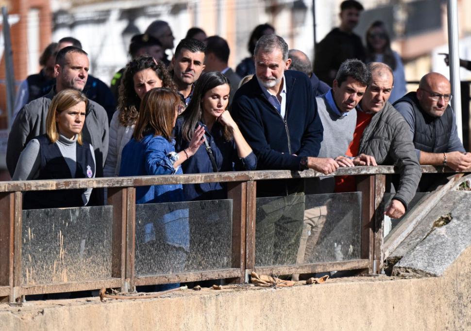 Regele Felipe și regina Letizia s-au întors în zonele inundate, la două săptămâni după ce au fost atacați cu pietre și noroi 936558