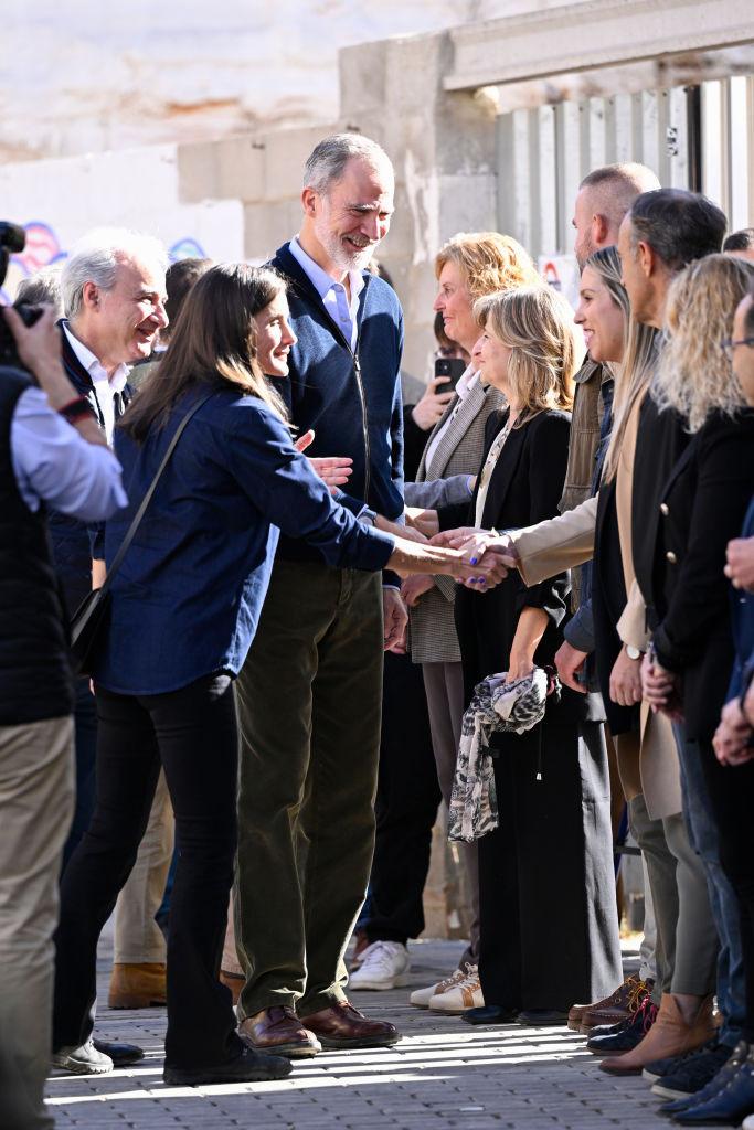 Regele Felipe și regina Letizia s-au întors în zonele inundate, la două săptămâni după ce au fost atacați cu pietre și noroi 936559