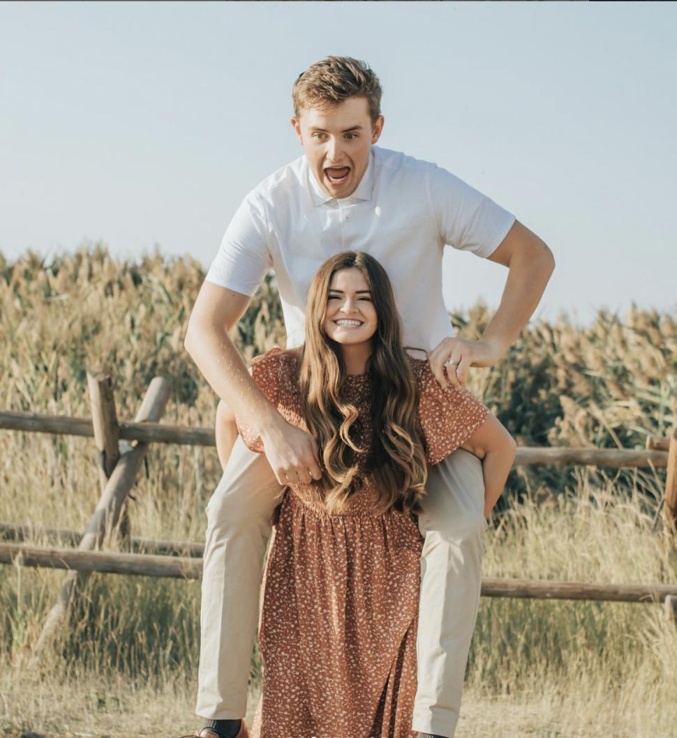 Un bărbat a uitat de despărțirea de iubita lui după ce s-a lovit la cap. Șapte luni mai târziu, cei doi s-au căsătorit 936608