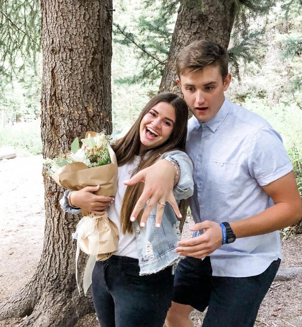 Un bărbat a uitat de despărțirea de iubita lui după ce s-a lovit la cap. Șapte luni mai târziu, cei doi s-au căsătorit 936612