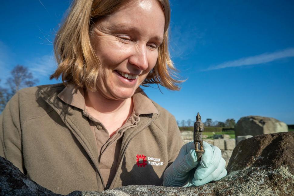 Descoperire arheologică rară, la Zidul lui Hadrian: Un mâner vechi de 2.000 de ani arată cât de celebri erau gladiatorii în antichitate 936528