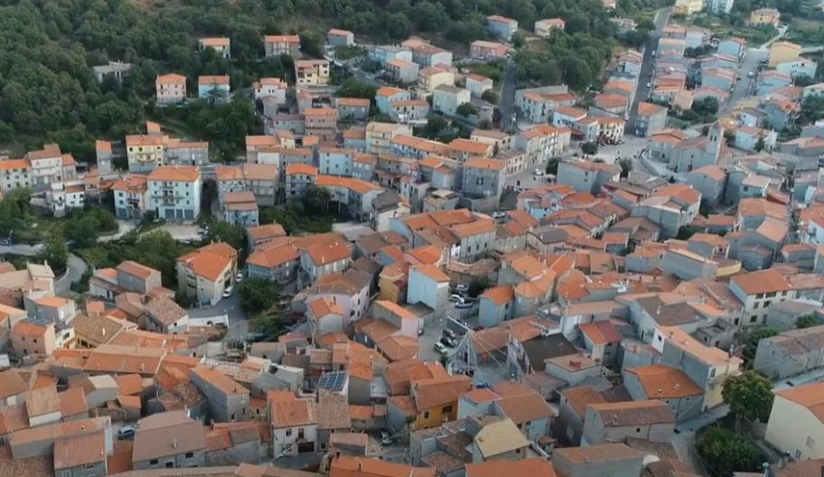 Satul italian care oferă locuințe de 1 dolar americanilor supărați că Trump a ieșit președinte 936536