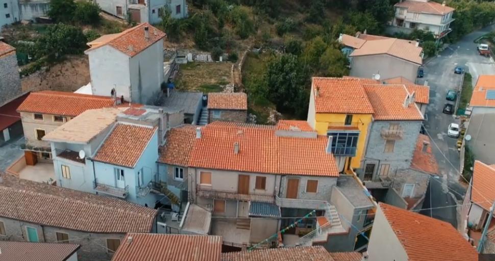 Satul italian care oferă locuințe de 1 dolar americanilor supărați că Trump a ieșit președinte 936537