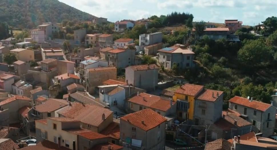 Satul italian care oferă locuințe de 1 dolar americanilor supărați că Trump a ieșit președinte 936538