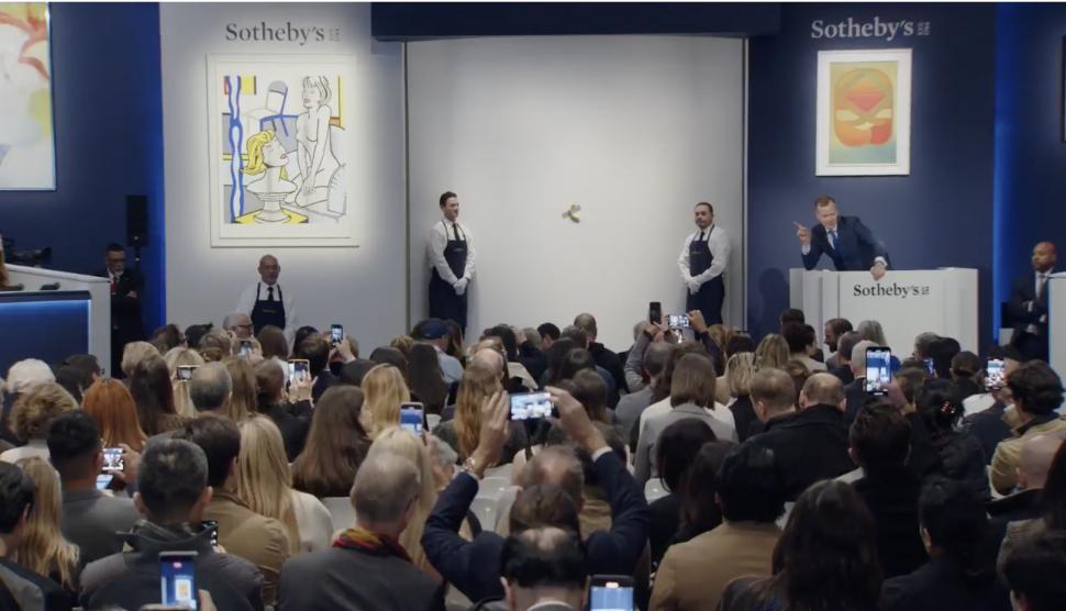 Banana lipită cu banda adezivă s-a vândut cu peste 6 milioane de dolari. Cine este noul proprietar, care spune că o va mânca 936898