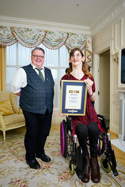 Cea mai scundă și cea mai înaltă femeie din lume s-au întâlnit pentru prima dată. Între ele e o diferență uriașă 936925