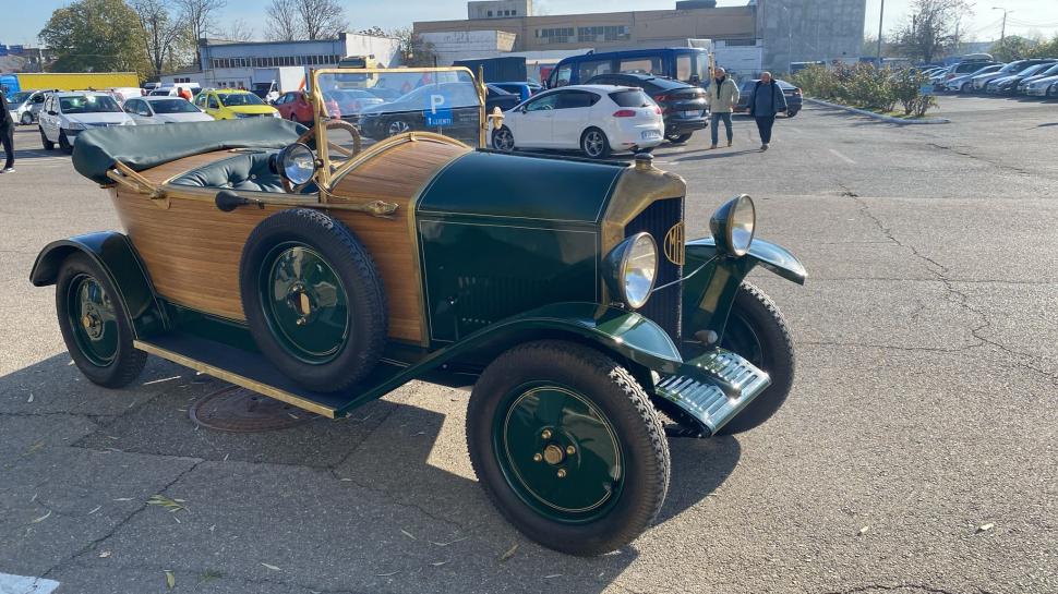 Mașină „cu parfum de epocă interbelică”, adusă la RAR: A fost fabricată în urmă cu exact 100 de ani și „era pentru mulți un vis frumos” 936961