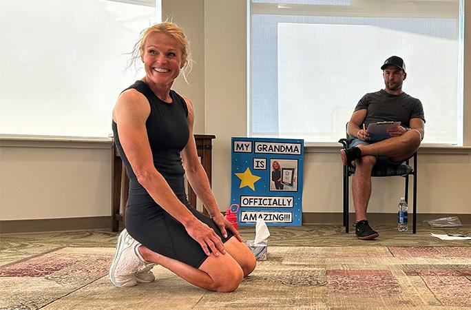 VIDEO. O bunică a intrat în Cartea Recordurilor după ce a făcut peste 1.500 de flotări într-o oră: „Putem îmbătrâni grațios” 936939