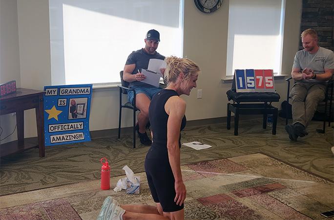 VIDEO. O bunică a intrat în Cartea Recordurilor după ce a făcut peste 1.500 de flotări într-o oră: „Putem îmbătrâni grațios” 936940