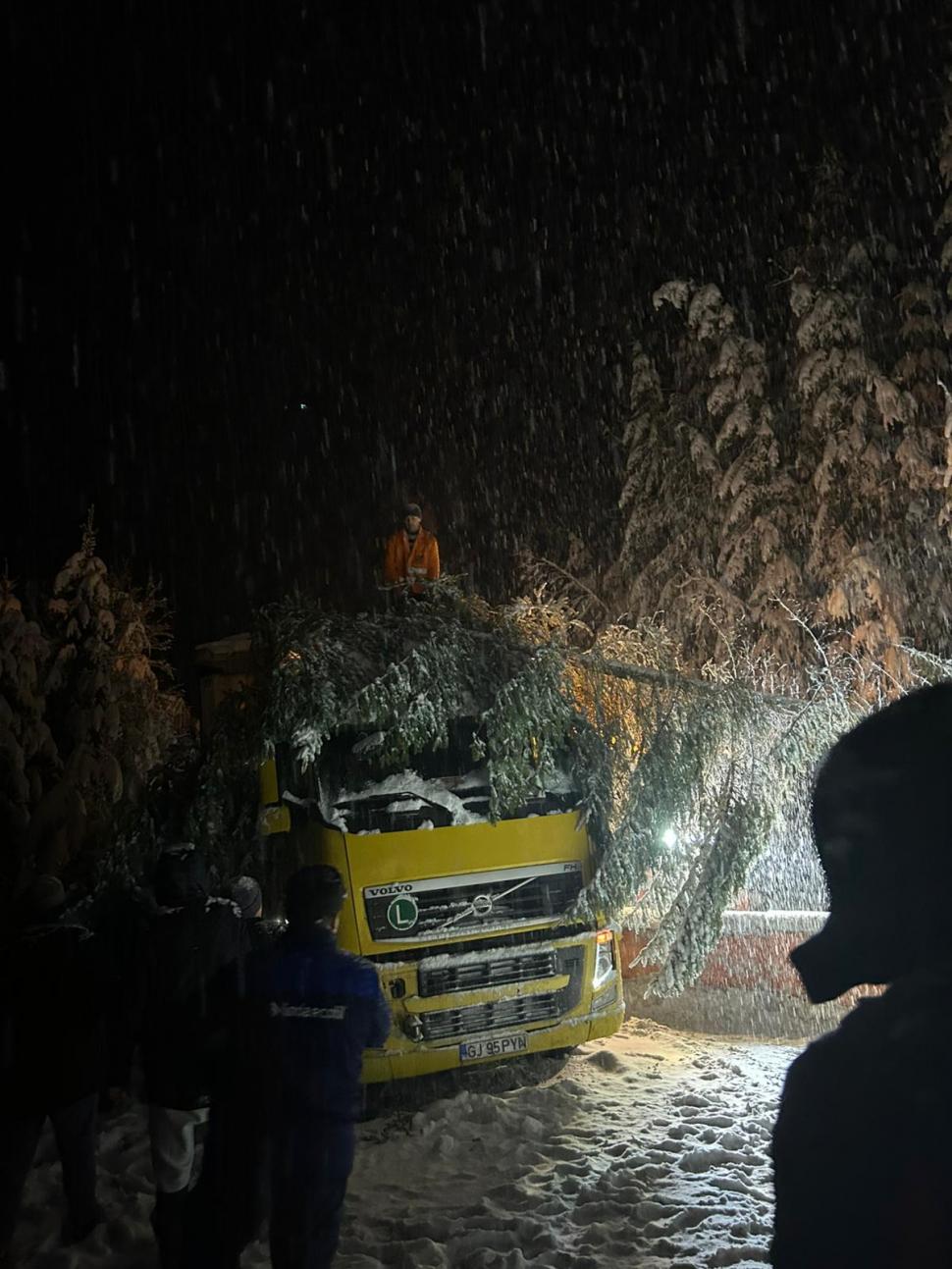 Furtună de zăpadă și mesaje Ro-alert la Rânca. Turiștii sunt avertizați să evite zona. Cod portocaliu de viscol în Gorj şi Vâlcea 937160