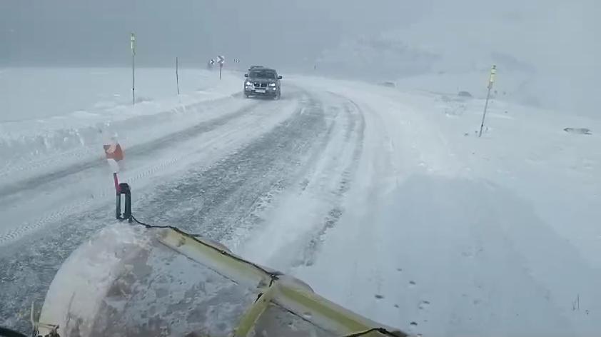 Furtună de zăpadă și mesaje Ro-alert la Rânca. Turiștii sunt avertizați să evite zona. Cod portocaliu de viscol în Gorj şi Vâlcea 937190