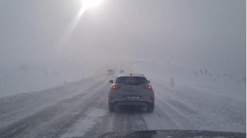 Furtună de zăpadă și mesaje Ro-alert la Rânca. Turiștii sunt avertizați să evite zona. Cod portocaliu de viscol în Gorj şi Vâlcea 937191