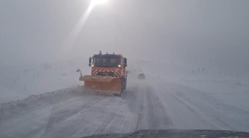 Furtună de zăpadă și mesaje Ro-alert la Rânca. Turiștii sunt avertizați să evite zona. Cod portocaliu de viscol în Gorj şi Vâlcea 937192