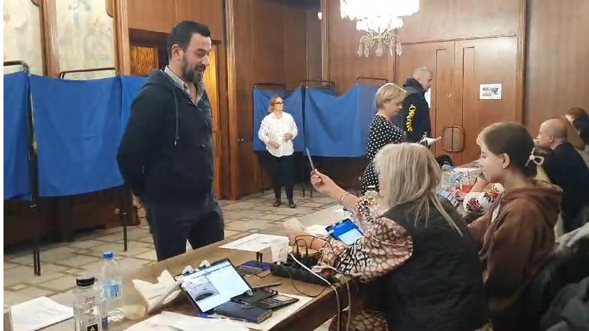 Cozi uriașe la secțiile de vot din București. Românii stau la coadă și în diaspora, imagini din Marea Britanie  937339