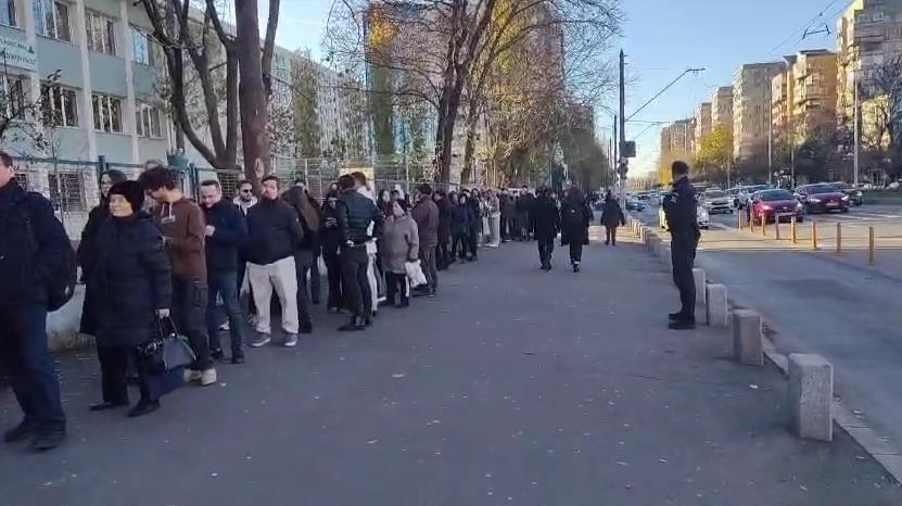 Cozi uriașe la secțiile de vot din București. Românii stau la coadă și în diaspora, imagini din Marea Britanie  937340