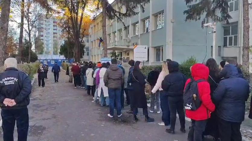 Cozi uriașe la secțiile de vot din București. Românii stau la coadă și în diaspora, imagini din Marea Britanie  937342