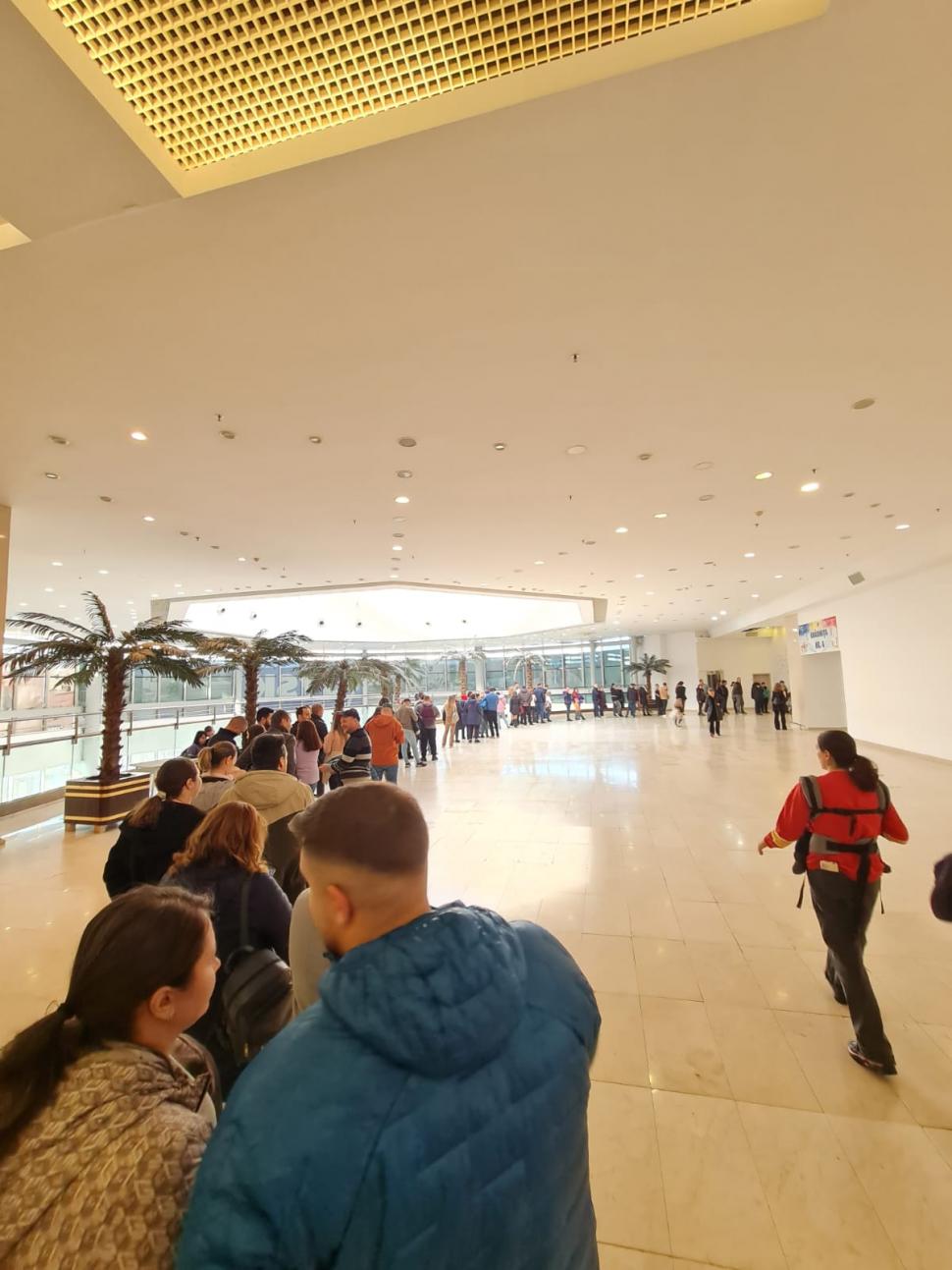 Cozi uriașe la secțiile de vot din București. Românii stau la coadă și în diaspora, imagini din Marea Britanie  937343