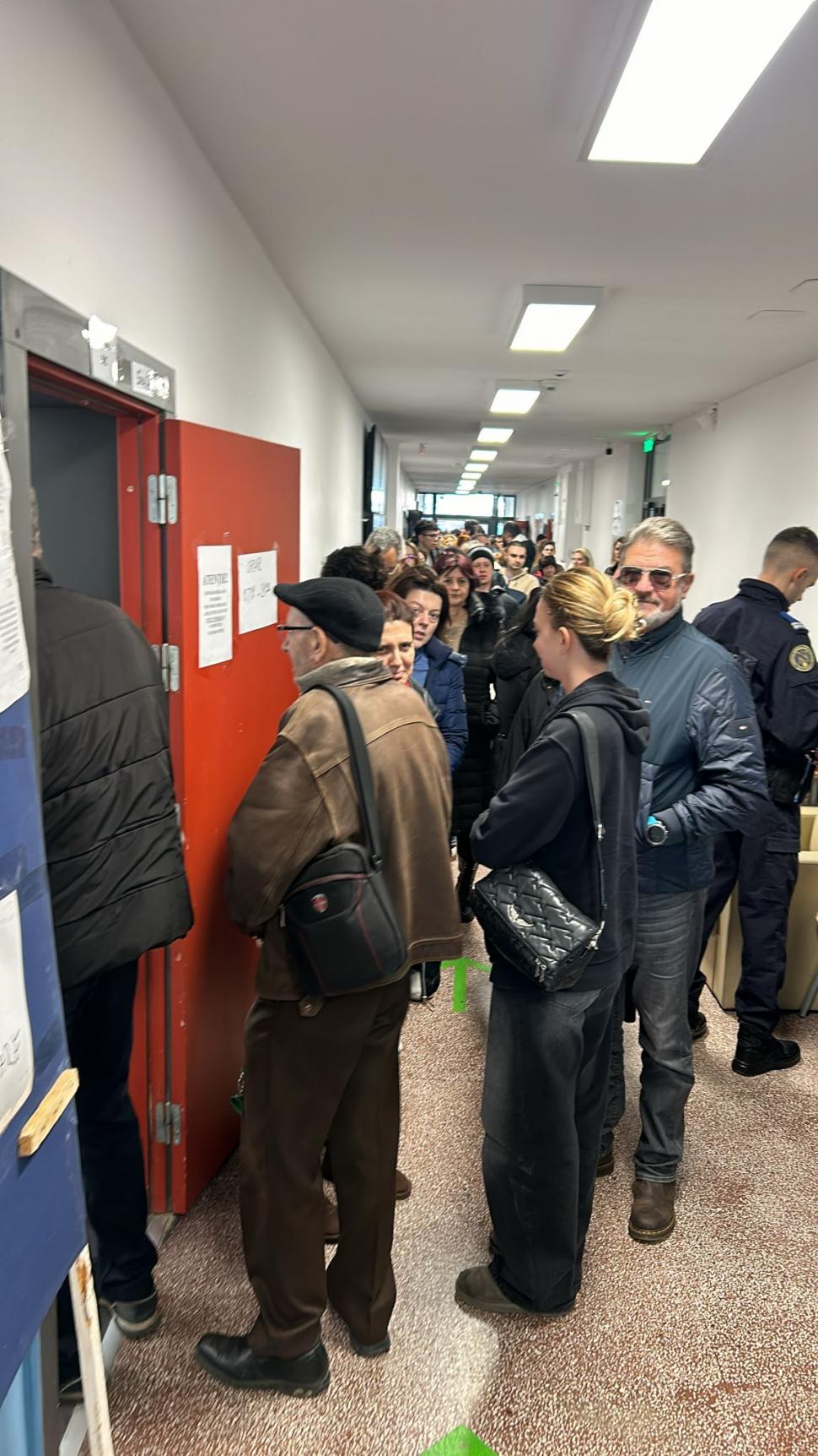 Cozi uriașe la secțiile de vot din București. Românii stau la coadă și în diaspora, imagini din Marea Britanie  937344