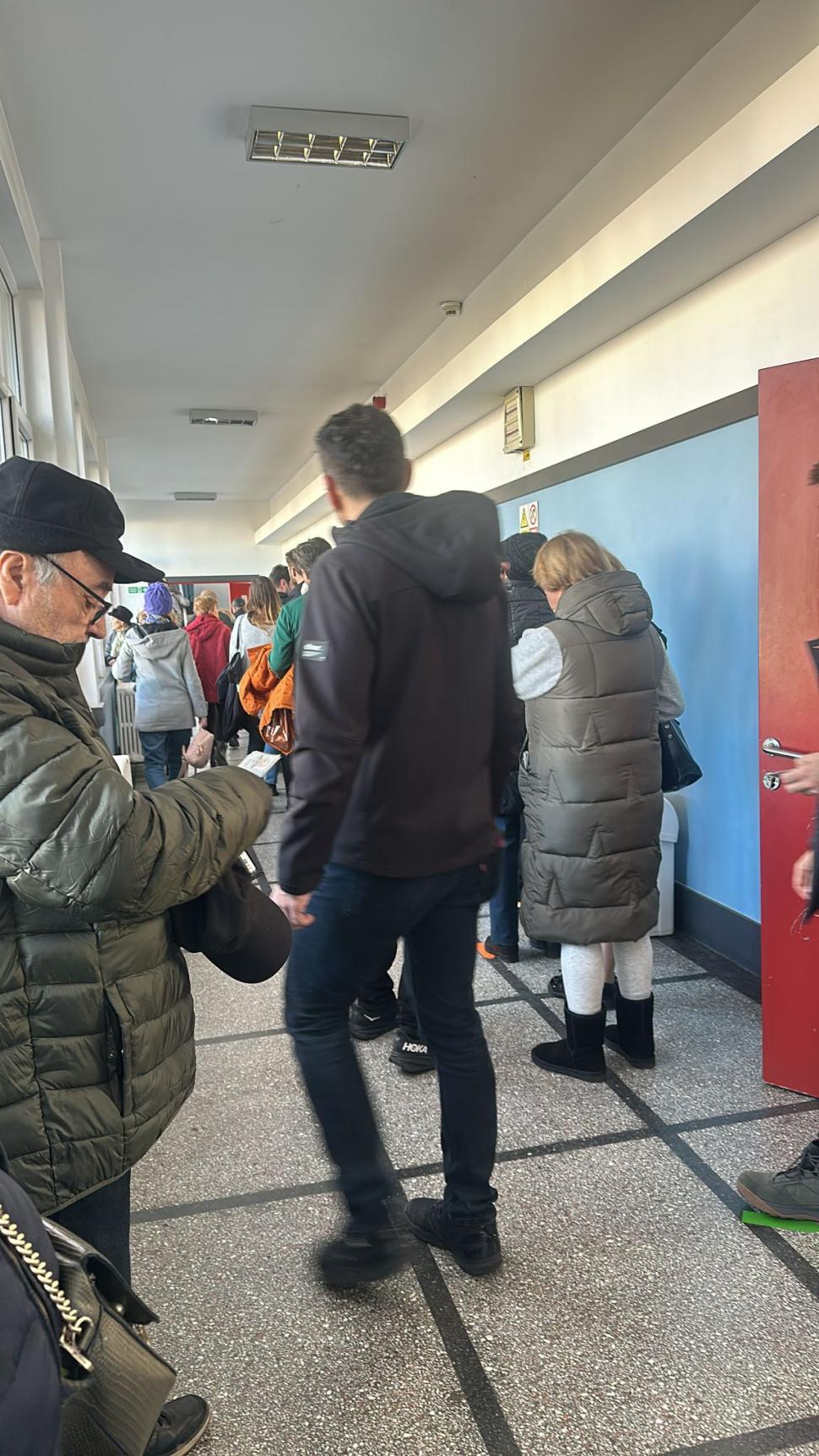 Cozi uriașe la secțiile de vot din București. Românii stau la coadă și în diaspora, imagini din Marea Britanie  937345