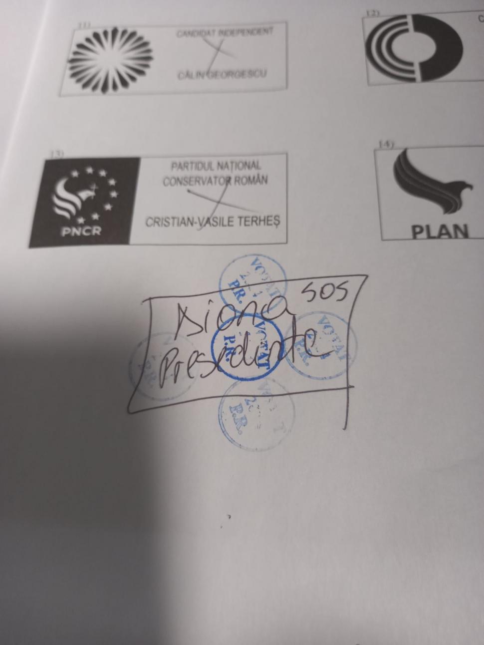 Diana Șoșoacă a făcut live din cabina de vot: A desenat un pătrățel, și-a trecut numele și s-a votat singură 937282
