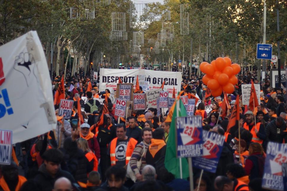 Protest uriaș în Barcelona, cu zeci de mii de oameni sătui de prețurile exagerate la chirii. Ce vor de la proprietari și autorități 937302