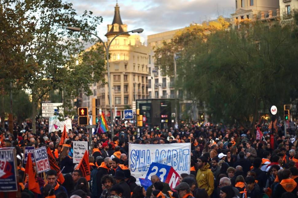 Protest uriaș în Barcelona, cu zeci de mii de oameni sătui de prețurile exagerate la chirii. Ce vor de la proprietari și autorități 937303