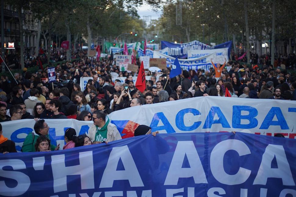 Protest uriaș în Barcelona, cu zeci de mii de oameni sătui de prețurile exagerate la chirii. Ce vor de la proprietari și autorități 937309