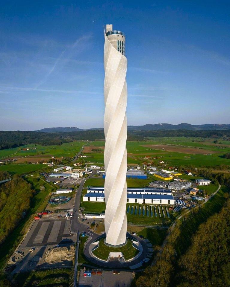 Un zgârie-nori misterios a devenit atracție turistică în Germania. Nu are ferestre și nu locuiește nimeni acolo 937479