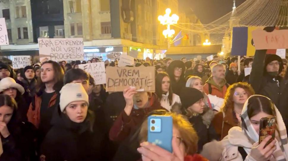 Mii de tineri au protestat în marile orașe din cauza lui Călin Georgescu: „Nu votați un dictator” 937792