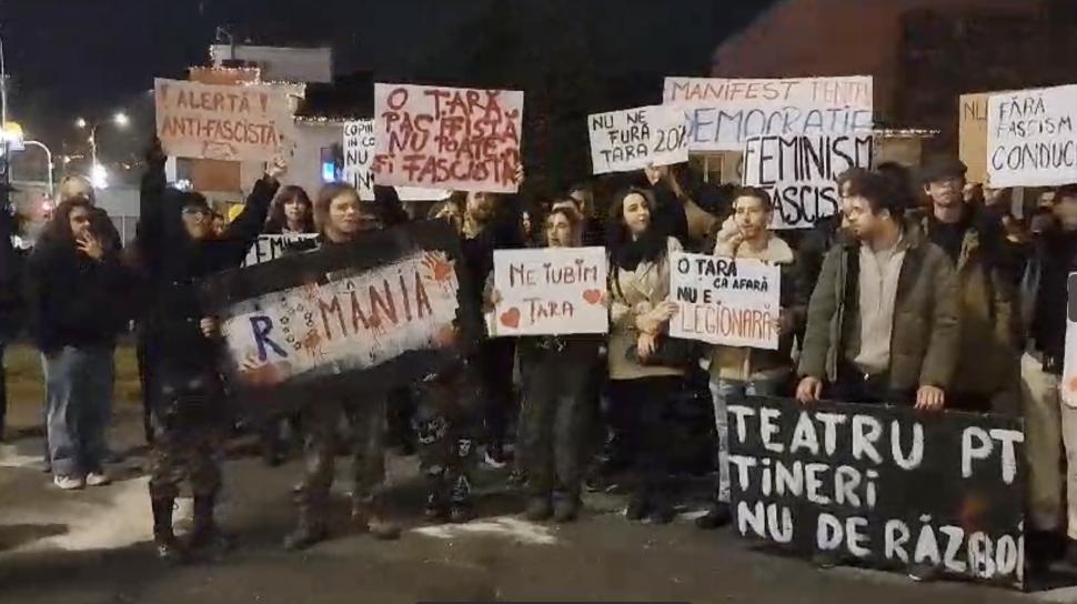 Mii de tineri au protestat în marile orașe din cauza lui Călin Georgescu: „Nu votați un dictator” 937794