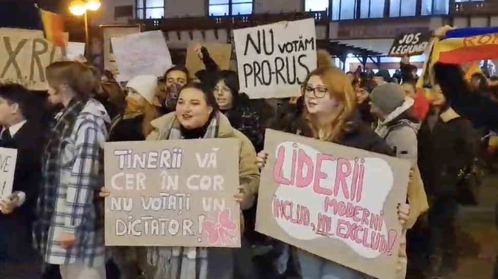 Mii de tineri au protestat în marile orașe din cauza lui Călin Georgescu: „Nu votați un dictator” 937795