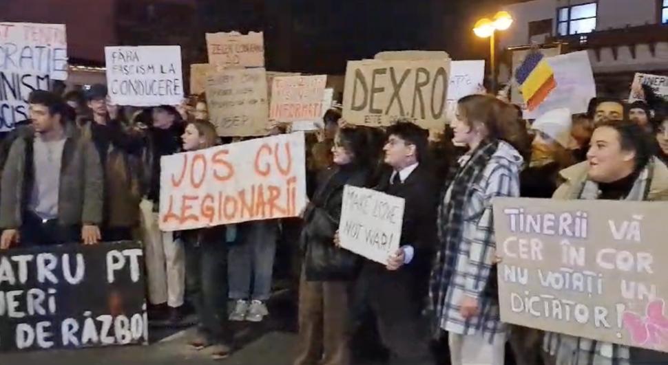 Mii de tineri au protestat în marile orașe din cauza lui Călin Georgescu: „Nu votați un dictator” 937796