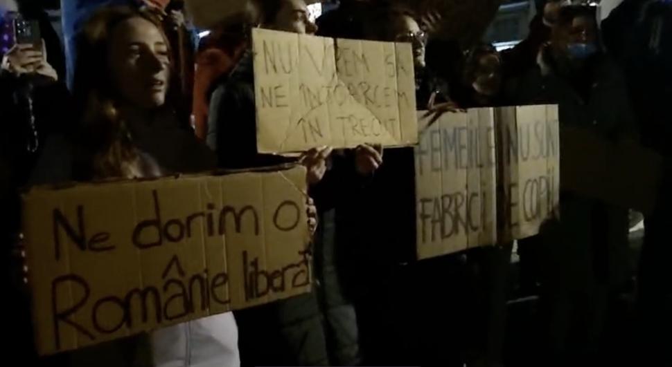 Mii de tineri au protestat în marile orașe din cauza lui Călin Georgescu: „Nu votați un dictator” 937797