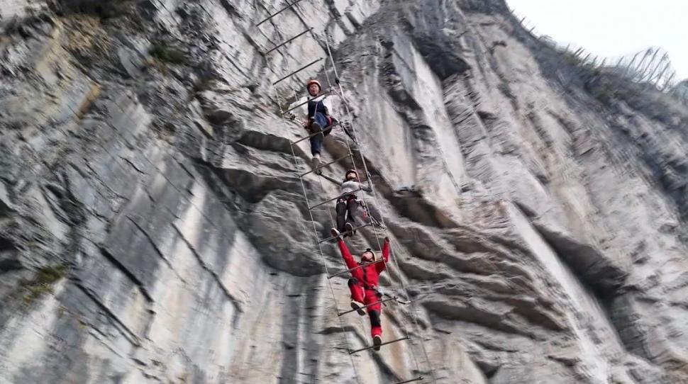 Turiștii se îmbulzesc pe „Scara cerului”, traseul suspendat în aer la 1,5 kilometri înălțime. De ce este atât de popular în China 937710