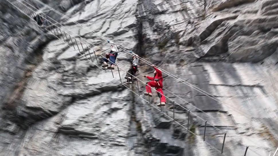 Turiștii se îmbulzesc pe „Scara cerului”, traseul suspendat în aer la 1,5 kilometri înălțime. De ce este atât de popular în China 937711