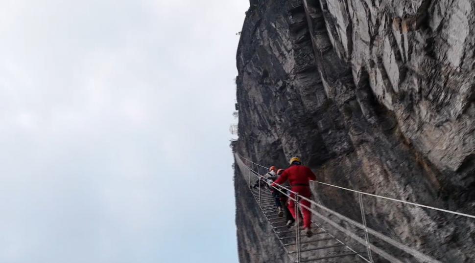 Turiștii se îmbulzesc pe „Scara cerului”, traseul suspendat în aer la 1,5 kilometri înălțime. De ce este atât de popular în China 937712