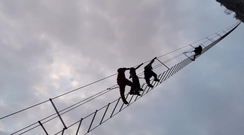 Turiștii se îmbulzesc pe „Scara cerului”, traseul suspendat în aer la 1,5 kilometri înălțime. De ce este atât de popular în China 937713