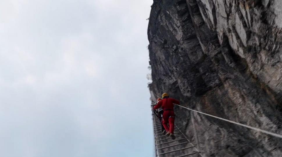 Turiștii se îmbulzesc pe „Scara cerului”, traseul suspendat în aer la 1,5 kilometri înălțime. De ce este atât de popular în China 937714