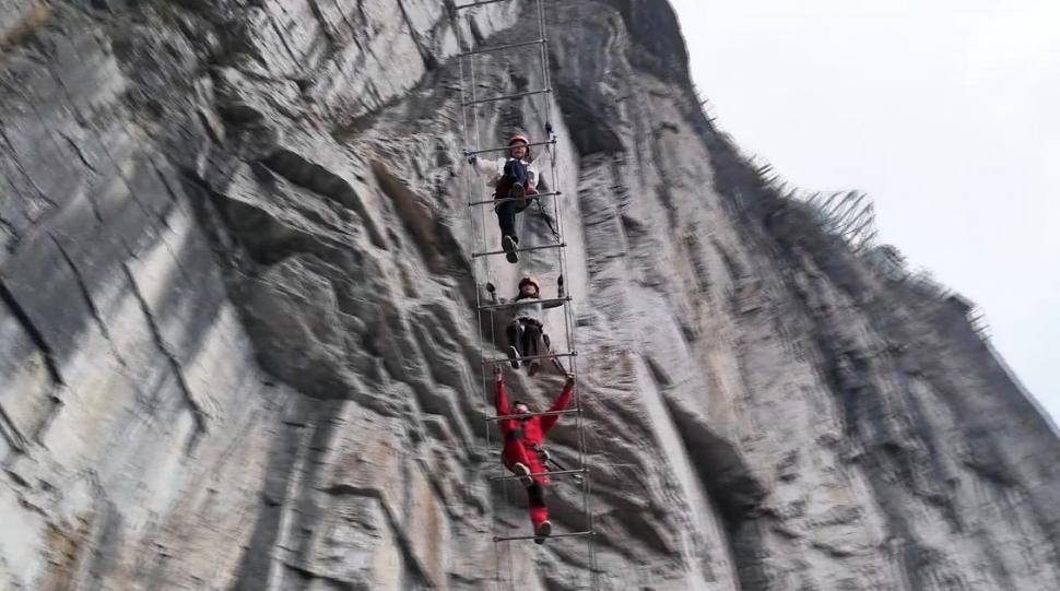 Turiștii se îmbulzesc pe „Scara cerului”, traseul suspendat în aer la 1,5 kilometri înălțime. De ce este atât de popular în China 937715