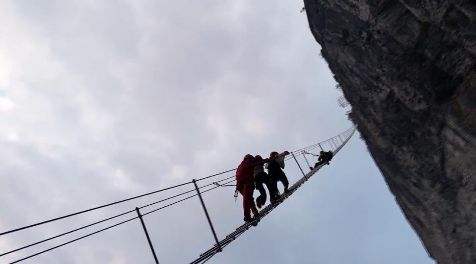 Turiștii se îmbulzesc pe „Scara cerului”, traseul suspendat în aer la 1,5 kilometri înălțime. De ce este atât de popular în China 937716