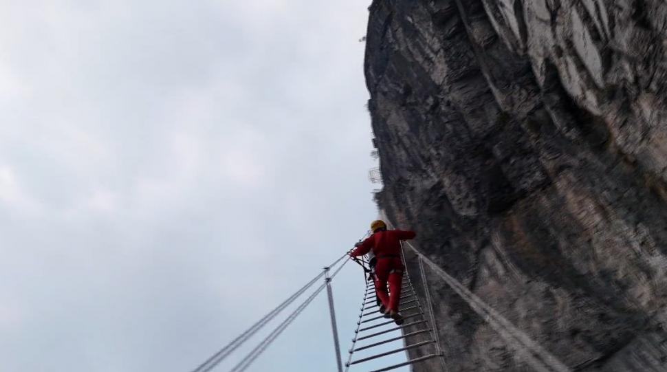 Turiștii se îmbulzesc pe „Scara cerului”, traseul suspendat în aer la 1,5 kilometri înălțime. De ce este atât de popular în China 937717