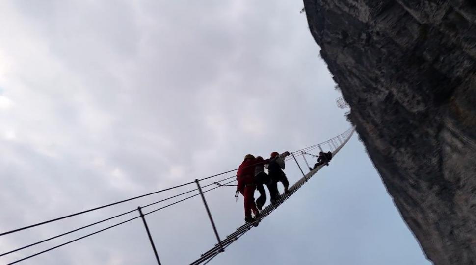 Turiștii se îmbulzesc pe „Scara cerului”, traseul suspendat în aer la 1,5 kilometri înălțime. De ce este atât de popular în China 937718