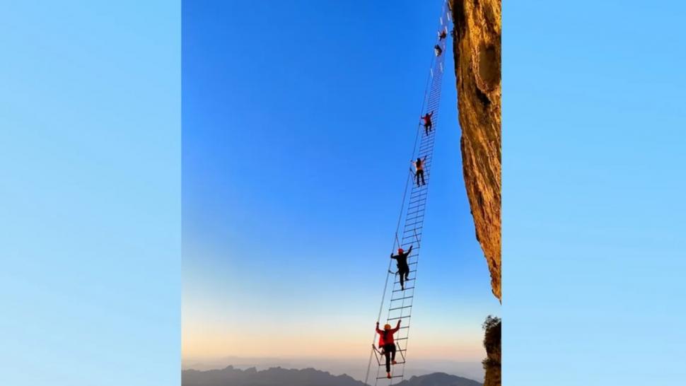 Turiștii se îmbulzesc pe „Scara cerului”, traseul suspendat în aer la 1,5 kilometri înălțime. De ce este atât de popular în China 937719