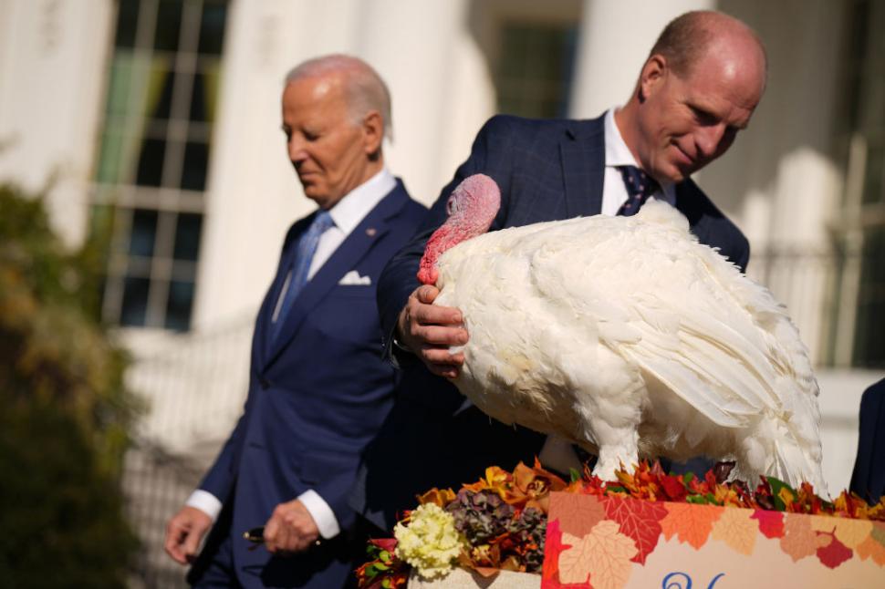 Ultimele ceremonii ale administrației Biden. Președintele a grațiat doi curcani, pe Peach şi Blossom, înainte de Ziua Recunoștinței 937685