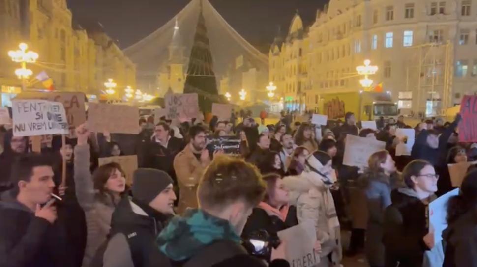 A treia seară de proteste în marile orașe. Sute de persoane au ieșit în Piața Victoriei: „Iubirea de țară nu e legionară” 938002