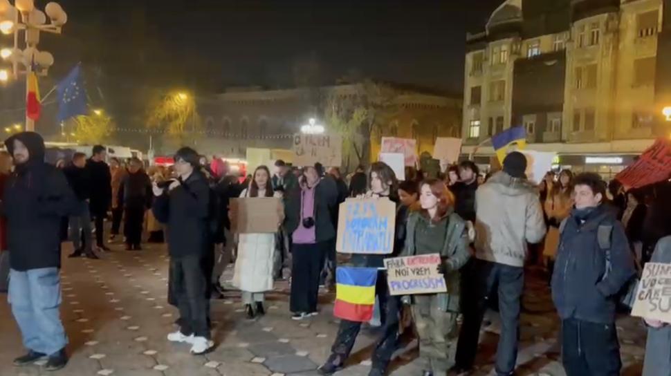 A treia seară de proteste în marile orașe. Sute de persoane au ieșit în Piața Victoriei: „Iubirea de țară nu e legionară” 938003
