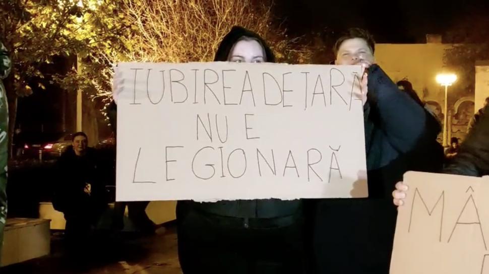 A treia seară de proteste în marile orașe. Sute de persoane au ieșit în Piața Victoriei: „Iubirea de țară nu e legionară” 938004