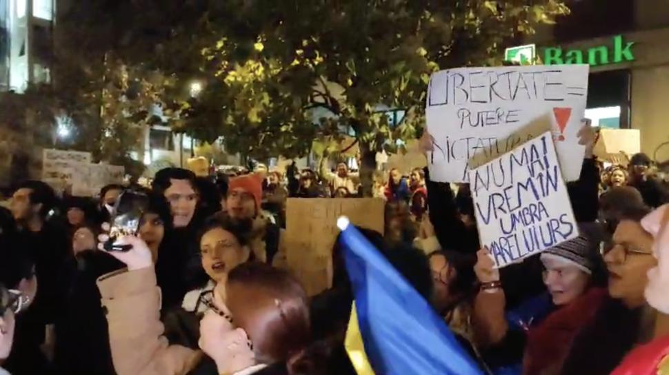 A treia seară de proteste în marile orașe. Sute de persoane au ieșit în Piața Victoriei: „Iubirea de țară nu e legionară” 938005